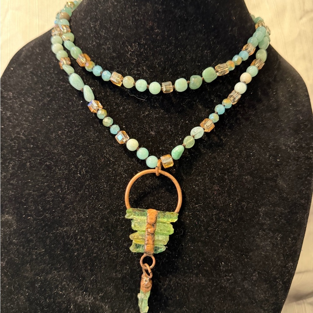 Real Gemstone Single-Strand Necklace with Raw Crystal Pendant - Picture 3 of 7